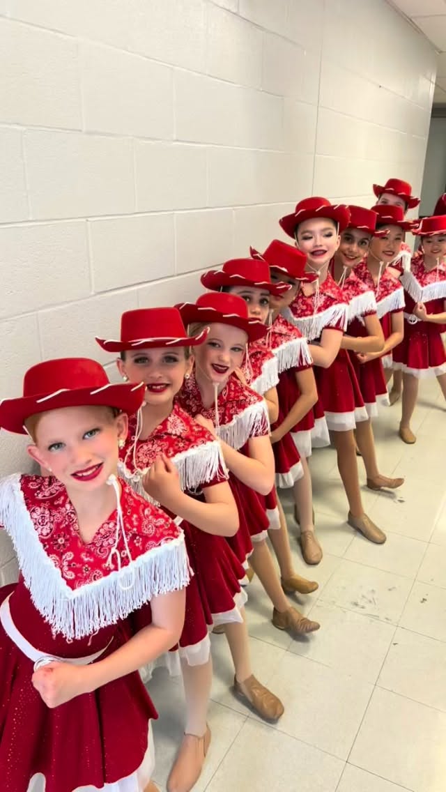 ✨Congratulations to our performance groups!! One week ago they were shining bright on stage for the That’s Entertainment competition! 🎶🙌🩷
Celebrating fun backstage moments and our precious minis, who rocked their first competition! 💜💜💜
#masondancecenter #competitionweekend #teamwork #congaline