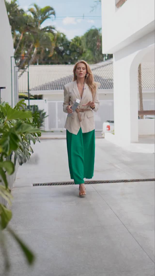 Cor é linguagem.
Ela comunica antes de qualquer palavra, orienta o olhar, calibra a emoção, define identidades. Para quem entende de neuroarquitetura, a escolha cromática não é estética.
É estratégia.
No meu escritório, cada decisão traduz os pilares que guiam o nosso trabalho: sustentabilidade e inovação.
A argamassa virou textura.
A textura virou alma.
A tinta veio lapidar, sem apagar o que já havia sido criado.
Para materializar esse conceito, aproveitei uma oportunidade que raramente aparece: durante todo o mês de abril, em homenagem ao aniversário da @accoelhooficial , qualquer cor de tinta @tintascoral sai pelo mesmo preço da tinta branca. A cor que você sempre quis mas adiou? Agora não tem mais desculpa. Comprei na unidade do Jardim Botânico, mas a oportunidade vale em todas as unidades.
Se você estava esperando um sinal para transformar o seu espaço, ele chegou. Qual transformação você quer fazer por aí?
Execução da obra: @momentumengenharia
🎥 @ood.produtora