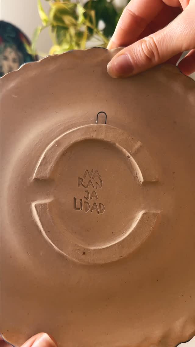 Aquí está, aquí está! Como os conté en el último tutorial (os lo dejo vinculado), esta vez en lugar de óxidos he usado engobe para pintar. El proceso me parece más difícil, pero me gusta bastante el resultado :D Creo que voy a seguir probando!
Aplauso para mí que no daba un duro porque se leyera bien la frase y está fetén.
¿Qué os parece?
#ceramica #pottery #reveal