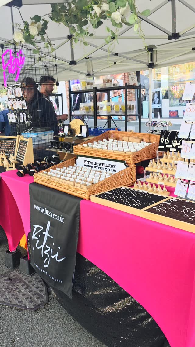 Hey guys... all set up in #Wilmslow with @_themarketco... sun π is out and we're have blue skies!
.
.
.
#handmade #fitzii #recycledjewellery #makers