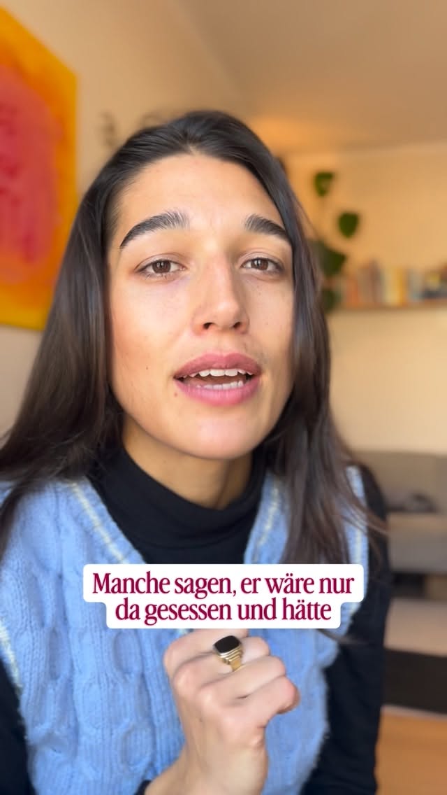 Justin Bieber is walking the talk.
Coachella 2026, seine erster Auftritt nach Jahren. Performance-Druck, alle sind gespannt was er wohl macht, um sein Comeback zu feiern.
Und er entscheidet sich Youtube Videos von vor 10 Jahren zu zeigen, keine fette Show zu hosten.
Sondern sich an den Laptop zu setzen, Clips zu zeigen und sich mit seinem jüngeren Ich zu verbinden.
Der Version von ihm mit großen Hoffnungen, Wünschen, Herausforderungen.
Am Anfang zeigt er Videos, dann singt er mit seinem jüngeren ich, singt Harmonien mit sich selbst. Nicht perfekt, sondern echt.
Wir alle versuchen unseren Ansprüchen gerecht zu werden. Aber: bist du dabei im Kontakt mit dir selbst?
Und worauf liegt der eigene Fokus?
Die Version von dir zu sein, die gut durchhalten und leisten kann?
Oder trotz der eigenen und gesellschaftlichen Ansprüche bei dir zu bleiben und dir wirklich zu sehen - damals & heute.