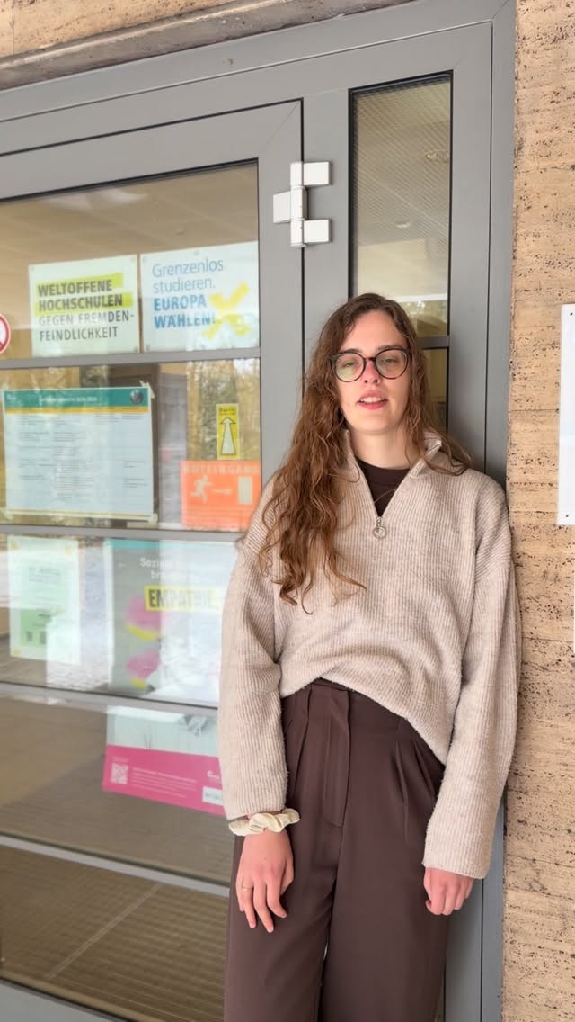 „Gründen ist doch nur was für Tech-Start-ups?“ – ganz im Gegenteil. 💡
Ich war an der Katholischen Hochschule für Sozialwesen Berlin und habe mir angeschaut, wie hier an sozialer Innovation gearbeitet wird – also daran, wie aus guten Ideen konkrete Lösungen für gesellschaftliche Herausforderungen entstehen.
Das Besondere: Es geht nicht nur um Gründung im klassischen Sinne. Im Mittelpunkt steht die fachliche Perspektive der Sozialen Arbeit – und die ist entscheidend. Denn nur wenn wir diese stärken, entstehen Lösungen, die wirklich nah an den Menschen sind und dort wirken, wo sie gebraucht werden.
Gerade deshalb brauchen wir starke Hochschulen im Bereich Soziale Arbeit und Gesundheit: Hier kommen Wissen und Praxis zusammen – und genau hier entstehen Ideen, die unseren Alltag für viele konkret verbessern.
👉 Soziale Innovation ist kein Nischenthema. Sie ist zentral für eine gerechte und zukunftsfähige Gesellschaft.
