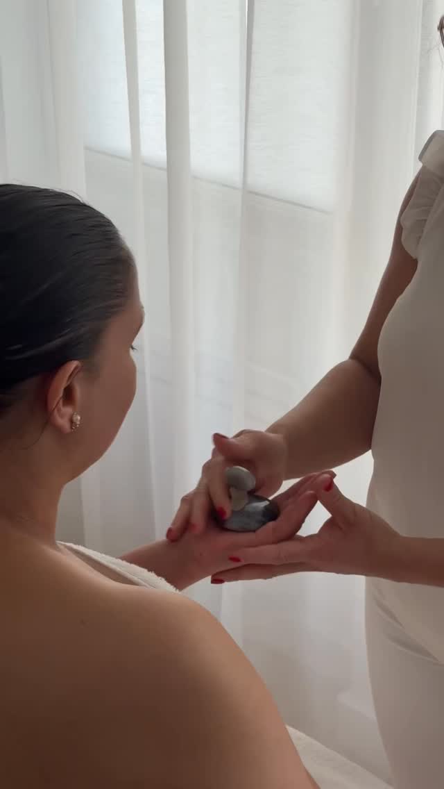 Vous aimez le massage ? la lithothérapie et la sonothérapie ? - Formation massage Crystal Touch à Nancy 15 & 16 juin 2026
Le massage Crystal Touch, est un massage signature réalisé avec 7 galets en pierres naturelles reliés aux 7 chakras pour accompagner à la fois le corps, l’esprit et l’énergie.
Le type de soin que l’on reçoit une fois et que l’on recommande immédiatement.
La bonne nouvelle : vous pouvez l’apprendre
🌟La formation comprend :
1 demi journée pour intégrer les bases essentielles de la lithothérapie
1 jour et demi pour maîtriser le protocole complet Crystal Touch
✨Vous repartez avec un coffret professionnel d’exception:
7 galets en pierre, qualité d’exception, correspondant aux 7 chakras dans un coffret luxe
1 amas de quartz pour régénérer vos pierres
70 pierres compagnons qualité gemme
1 diapason et une pyramide en cristal
1 livret de formation - fiches mantra
De quoi offrir à vos clients un soin qu’ils ne vivront nulle part ailleurs.
📩Inscription par message privé ou à l’adresse e mail suivante : elizabeth.contal@gmail.com 👉Places limitées
Prenez soin de vous, en vous laissant guider par les pierres - Elizabeth
Plus d’infos sur www.elizabethcontal.com
#formationmassage #formationmassagenancy #massageenergetique #lithothérapie #sonotherapie
