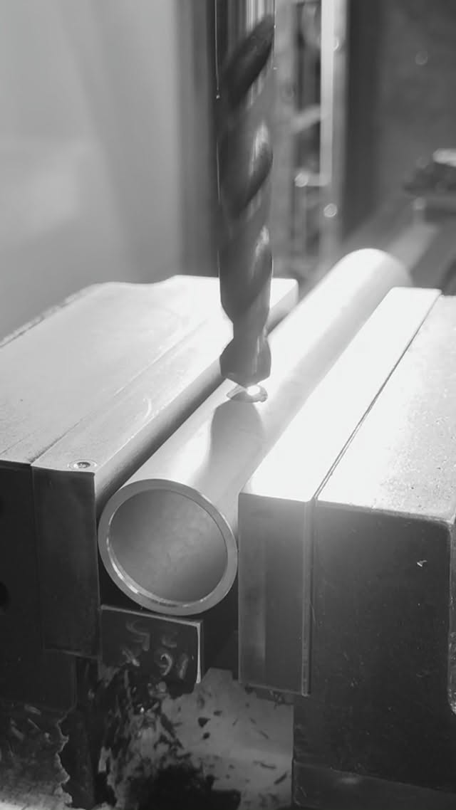 フライス盤。
SUS304 φ34のパイプに14キリの穴あけ。
ちょんと付けた油に向かって一直線!
2本に伸びる切粉が気持ちいい🥴
・
・
・
#フライス盤
#OKK
#metalprocessing
#89Ing
#株式会社羽咋工業
金属を無駄にしない。
金属を遊び尽くす。
89Ingはそんなブランドです。