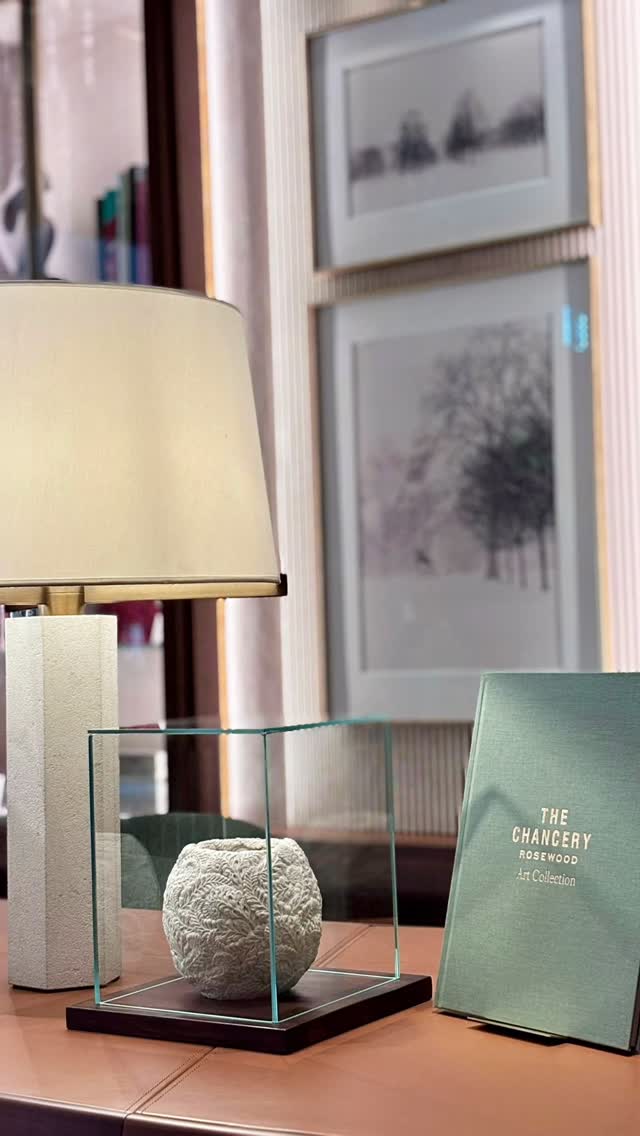 The Chancery Rosewood Hotel in Mayfair, in the heart of London, now has some of my porcelain pieces on display as part of their ground floor art collection — a setting that beautifully complements the building’s history and character.
Many thanks to the art concierge for their wonderful care of my work, and great appreciation to @adrian_sassoon_gallery for their continued support.
#porcelain #ceramics #hitomihosono #thechanceryrosewood #adriansassoongallery