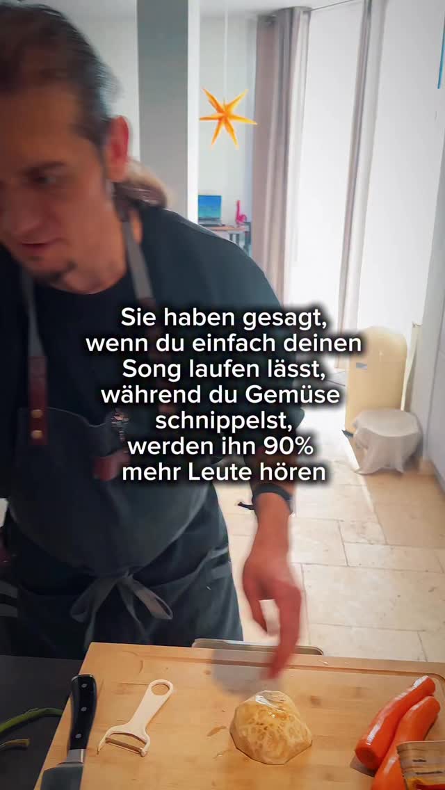 Ich bin Thomas Godoj und ihr seid jetzt Teil dieses Experiments und müsst mir sagen, ob es stimmt!
Wär schon ganz gut, denn ich möchte, dass so viele wie möglich davon erfahren, dass ab morgen 17.04. meine neue Single „WUT“ erscheint und überall gestreamt werden kann! 😎👨🍳😡
Also, teilt gerne diesen Post, für mehr Netzkilometer und ganz wichtig findet der Herr Algo Rithmus auch das Speichern von Beiträgen - wer also immer mal wieder checken will, wie ich Gemüse schneide, muss dringend speichern ✌🏼