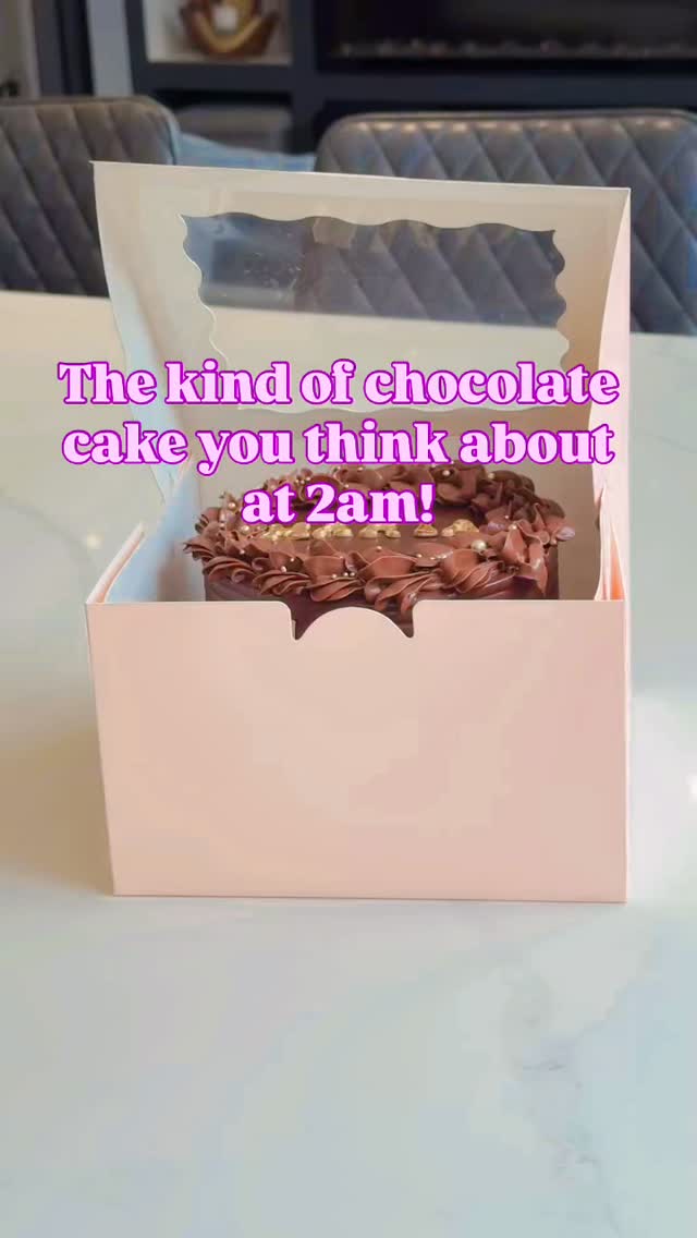 Rich, indulgent, and impossibly smooth! This chocolate cake is layered with the softest chocolate sponge and finished with the silkiest buttercream.
Made to be the centrepiece, not just dessert.
🎂Available to order at a 2 day notice.
🎂soft melt in mouth chocolate cake.
🎂guaranteed to impress!
#choclatecake #welwyngardencity #welwyngardencitymums #stalbansmums #hertfordshirecakes