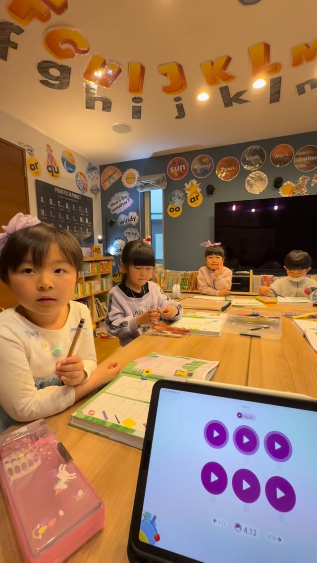 5〜6歳クラス📚✏️
今日は「聞く → 理解する → 色をぬる」を通して、
英語をしっかりインプットしています。
Stageでは、楽しさだけでなく
読む・書く力の土台もこの時期から育てていきます。
小さいうちからの積み重ねが、
後の大きな差につながります。
🌟「楽しい」だけで終わらない英語を始めませんか?
📩体験レッスン受付中
枠が埋まりやすいため、お早めにDMください!