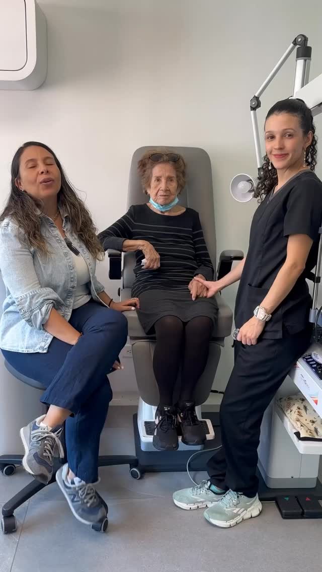 A solo 10 días de su trasplante de córnea, María Lucena nos cuenta que está ¡MUY CONTENTA! con su evolución ✨😄
🧑🏻⚕️Ver cómo mis pacientes recuperan su calidad de vida y su tranquilidad es el verdadero éxito de esta hermosa profesión ☺️
👉 Si buscas mejorar tu salud visual, agenda tu cita en el link de mi perfil. ¡Te espero en la Clínica San Diego!