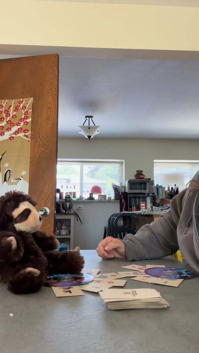Day 8 of 14! A pescar/Go fish! This is one of my absolute favorite early reading games! My kid learned the alphabet playing this! I’m playing here with my bilingual deck, it works in Spanish or English. I love that this game uses the letter or sound and initial sounds in words. It’s fun and easy for multiple people to play. https://www.experienceespanol.com/product-page/alphabet-go-fish-alfabeto-a-pescar-bilingual. #niños #superfanschallenge #14daychallenge #cartas #gofishgame