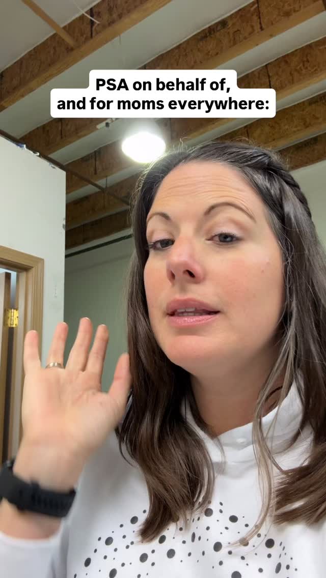 The pressure that is put on us, by others and sometimes ourselves, for things to be easy because they’re “natural” is unfair.
What’s also unfair is to have our needs dismissed and diminished because of the assumption that pregnancy/birth/postpartum recovery/breastfeeding come naturally to us.
That saying we’re struggling means that we’re ungrateful or that we have our priorities wrong. 🤦🏻♀️🙄
Growing a human, birthing them, and nourishing them with our bodies is HARD! It’s the hardest thing I’ve ever done x 3.
My biggest mistake as a new mom was not asking for help, and assuming that what makes a good mom is doing it all on your own.
If things feel hard it’s because they are. It has nothing to do with you, but with the system and norms we’ve built around motherhood. 😔
Asking for help is a sign of strength, not of weakness. 💪
Share this with someone who might need that reminder 💞
#momshelpingmoms #postpartumsupport #honestmotherhood