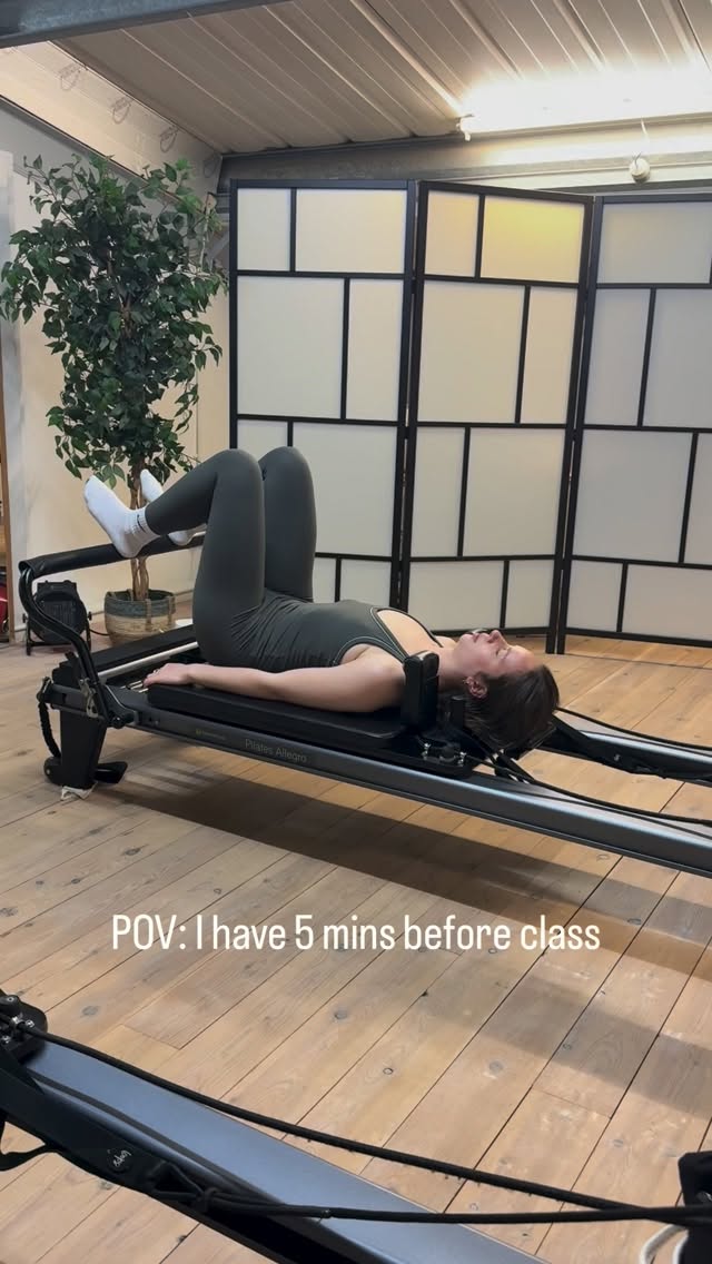 POV: I have a few minutes before you arrive!
I’m either running through my class plan or having a moment to move 🧘🏻♀️
📍 @nubodipilates
#zoetidmarshpilates #pilatesreformer #pilatesinstructor