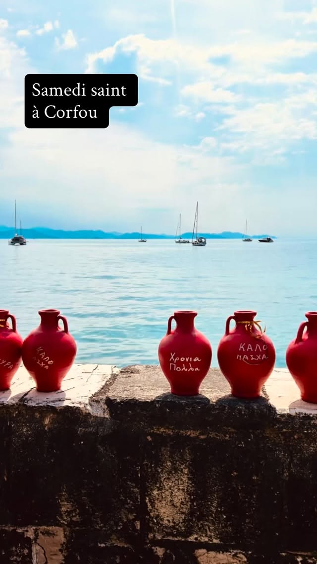 Le samedi saint à 11h pour célébrer la vie et la résurrection et chasser les mauvais esprits, les habitants de Corfou jettent des balcons les “botides” : des potteries, parfois géantes, peintes en rouge. Toute la ville participe à cette tradition pascale et c’est une joie partagée entre locaux et visiteurs. Une belle ambiance, douce et familiale règne partout sous le beau soleil de printemps. Et on est tous impatients pour ce soir, le soir de Anastasis (=Resurection) qui est grandiose ici ! #paquesgrecque #corfou #pasha #botides #semainesainte