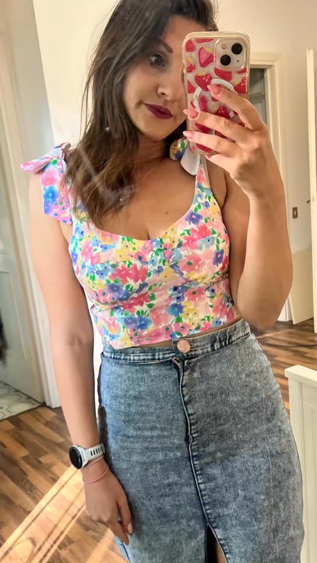 The Camellia dress pattern launches soon, so I had to try a pattern hack and turn it into a top. Stay tuned for the tutorial once it's live. Will you be making this?
Fabric from @selfmade_com