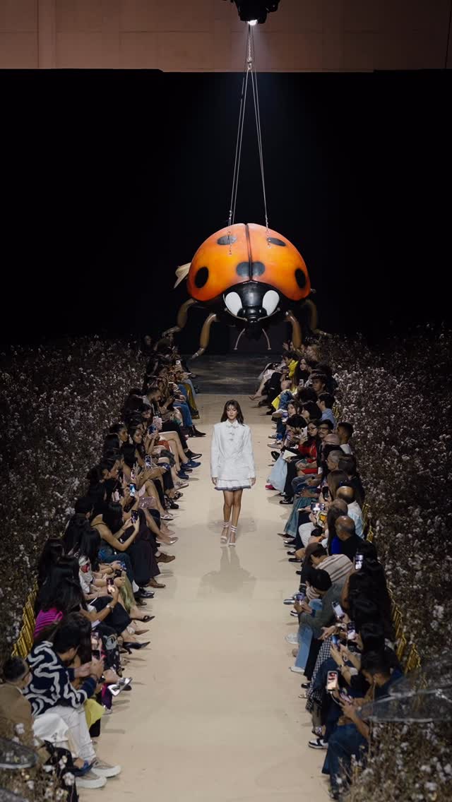 Supima X AFEW Rahul Mishra at Lakmē Fashion Week in partnership with FDCI — where textile excellence meets contemporary craft.
A celebration of Supima cotton, the collection brought forward fluid silhouettes, intricate detailing, and a refined approach to sustainable fashion. Each look cSupimaCotton Mishra’s signature storytelling — blending innovation with tradition, and elevating everyday fabric into something truly couture.
Light, movement, and craftsmanship came together on the runway to create a narrative that felt both modern and timeless.
@supima @afew.rahulmishra @lakmeindia @fdciofficial
Show Director- @anuahuja1
HMU- @danielcbauer
#Lakme9to5BeachEdit #SupimaAtLakmeFashionWeekxFDCI
#LakmēFashionWeekxFDCI #LakmēFashionWeek #LFW
(Designer Showcase, Runway, 2026 Trends, Indian Fashion, Craft Innovation, Contemporary Fashion, Textile Excellence, Sustainable Fashion, CottonUSA, Supima, SupimaCotton, Cotton, Fashion Week, Fashion Trends, Runway, Street Style, Fashion Week 2026, Trend Alert, LFW, Fashion Style, Style)