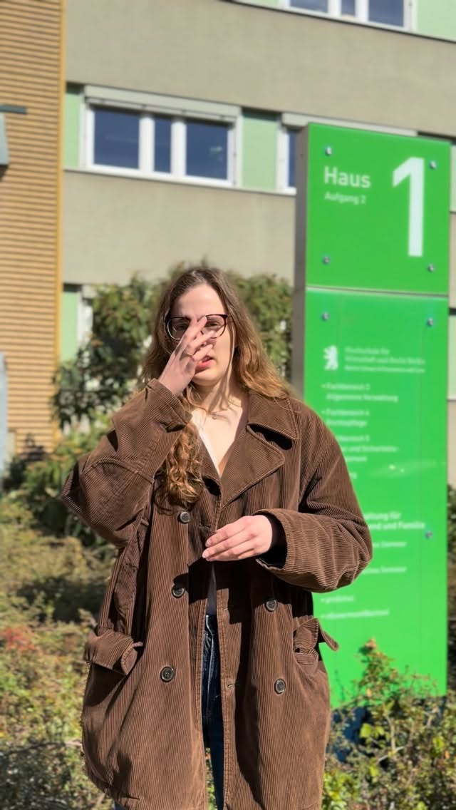 Oft reden wir über Forschung sehr abstrakt – dabei hat sie das Potential viele Probleme zu lösen.
Genau das macht das Projekt „EquiP“ an der HWR Berlin. Wir haben es uns vor Ort angeschaut. Im Fokus steht die Frage, wie staatliche Verwaltung und zivilgesellschaftliche Akteure im Krisenfall besser zusammenarbeiten können.
Die Grundlage dafür sind Erfahrungen aus realen Krisen – etwa nach dem Anschlag am Breitscheidplatz, den Ereignissen in Hanau, während der Corona-Pandemie oder beim Ankommen vieler ukrainischer Geflüchteter in Berlin. Solche Situationen zeigen, ob Hilfe dort ankommt, wo sie gebraucht wird, Zuständigkeiten klar sind und Menschen nicht allein gelassen werden.
Besonders wichtig: Es bleibt nicht bei der Analyse. Aus den Erkenntnissen entstehen konkrete Handlungskonzepte, Haltungsempfehlungen, Qualitätsstandards und Fortbildungen für die Verwaltung.
👉 Genau solche angewandte Forschung müssen wir in Berlin stärken und langfristig absichern. Denn sie schafft nicht nur Wissen, sondern echten gesellschaftlichen Nutzen – den unsere Stadt dringend braucht.