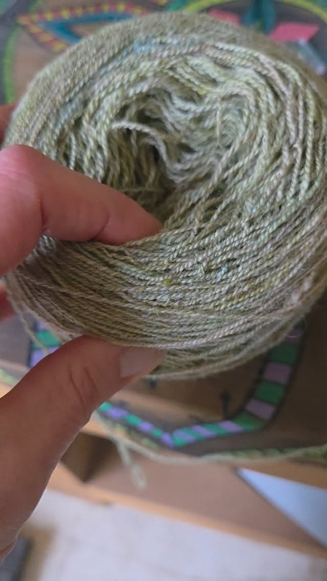 The contrasting color yarn is finally ready! 🤩😍
Here is my journey to the final result.
#spinningfibers #spinningmyownyarn #spinningyarn