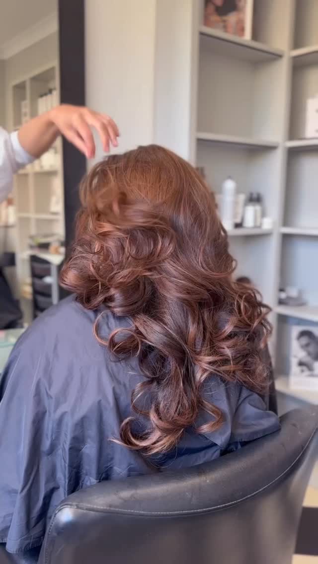 Bouncy blow dry… but make it last ✨
Big rollers = volume, movement and all-day hold, perfect for your wedding day or event.✨
Save this for your inspo 🤍
#bridalhairinspo #bridalhmua #birminghamhairstylist #destinationhmua #bouncyblowdry
Bridalhair | Bridalhairstylist | Bridal Hair & Makeup Artist | Wedding day hair | Bouncy blow dry | bouncy curls