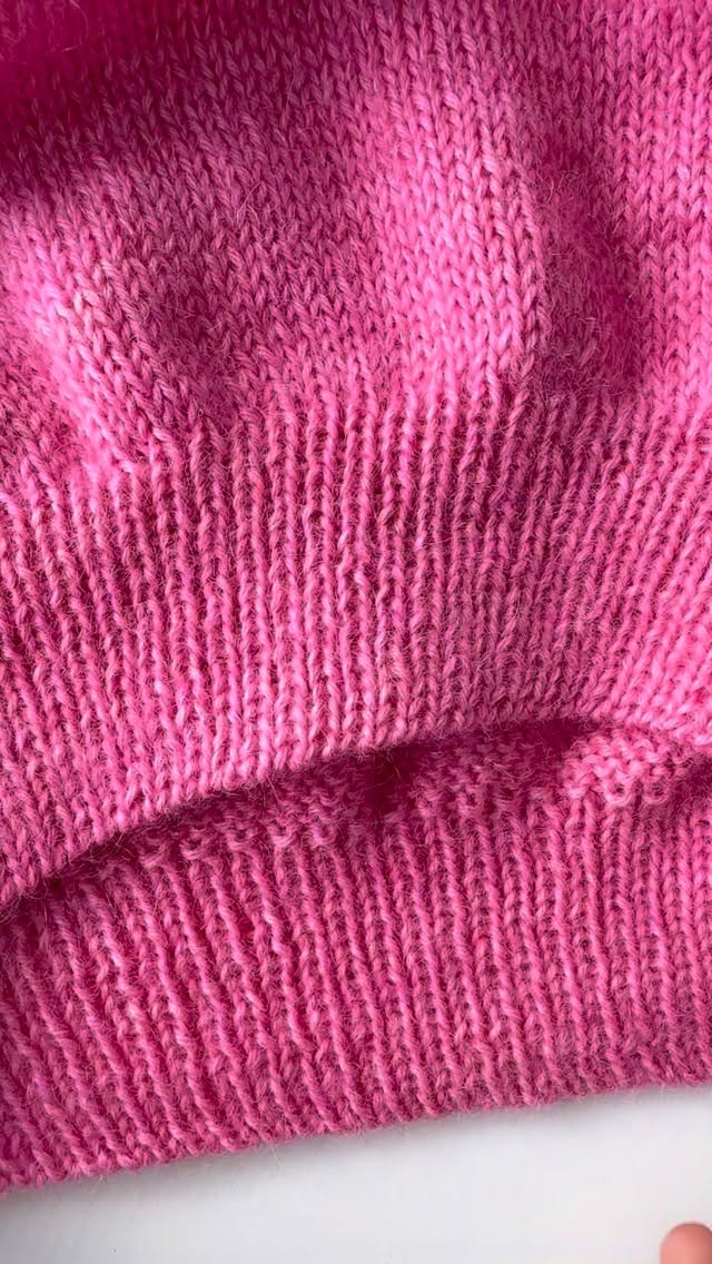 ❤️ TUTO TRICOT ❤️
🎟️ Une vidéo qui regroupe deux astuces que j’utilise pour avoir un joli bord cotes.
🍎 je tricote le dernier rang avant les côtes avec le numéro d’ aiguilles avec lequel je vais tricoter les côtes. Ici je passe du numéro 4.5 au numéro 3.5. Easy !
🍎🍎 et comme je préfère le rendu de mes côtes sur l’envers plutôt que sur l’endroit, je finis mon dernier tour en Jersey, et au moment de tricoter la première maille du rang de cotes, je tourne mon ouvrage pour avoir l’envers face à moi.
Je glisse la première maille de mon Aig gauche sur mon Aig droite. Je réalise une maille double comme pour un raccourci à l’allemande et je tricote mon bord en cotes 1/1 en ayant l’envers face à moi.
🍎🍎🍎et je referme le petit trou formé au départ avec la maille double avec le fil du rabat.
Et voilà ! Vraiment simple et beau rendu ! 😁
Ici sur mon dernier pull Luz en SAM et KMS de @yarnbysimone couleur Jailhouse
__________________________________
#atelieremiliedesigns
Tricot Knit knitting tricot Tuto