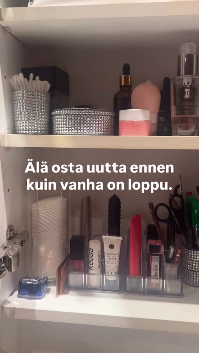 Kaapit pursuaa, tasot täynnä ja siivoukseen menee koko viikonloppu? 👀
Syy on usein yksinkertainen: tavaraa on liikaa.
Tässä yksi pieni sääntö, joka säästää sekä aikaa että rahaa 👇
Kun jokin menee rikki tai loppuu, älä osta heti uutta.
Odota.
Tarvitsetko sitä oikeasti?
Pärjäätkö ilman?
Usein huomaat, että et edes kaipaa sitä 🤯
💡 Vähemmän tavaraa =
✔️ vähemmän siivottavaa
✔️ enemmän tilaa
✔️ enemmän rahaa muuhun
Kokeile tätä kuulauden ajan ja katso mitä tapahtuu.
#arkielämä #minimalismi #siivous #rahasäästö #ko