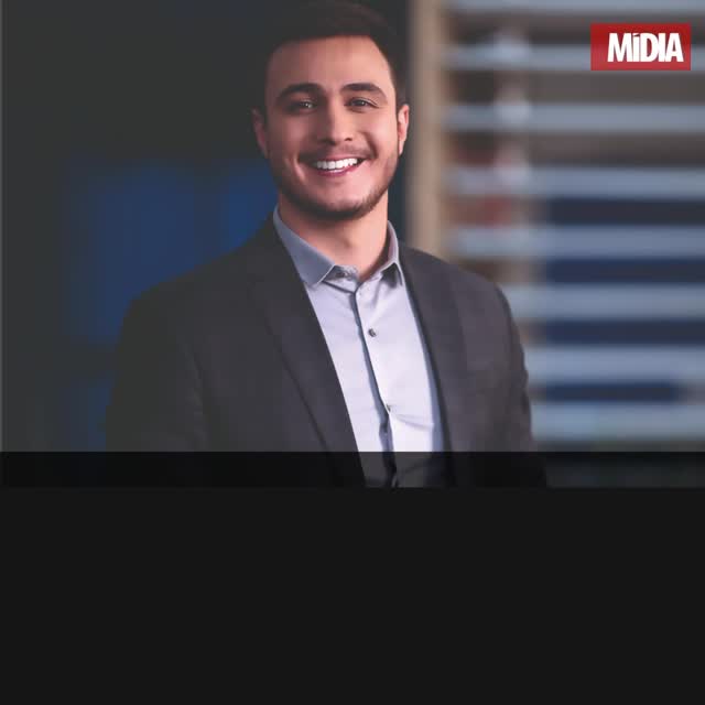 Entre os muitos rostos que diariamente levam informação aos lares mineiros pela televisão, um deles carrega na voz e na forma de narrar as notícias a marca de quem veio do interior e nunca perdeu o vínculo com suas origens. Aos 31 anos, o jornalista Sérgio Eduardo de Souza Marques, conhecido do público simplesmente como Sérgio Marques, tornou-se um dos profissionais mais respeitados da nova geração do telejornalismo em Minas Gerais. Natural de Juruaia, no Sul de Minas, ele é hoje co-apresentador do MG1, telejornal exibido pela TV Globo em Belo Horizonte, onde conduz diariamente o noticiário do horário do almoço para todo o estado.
LEIA A REPORTAGEM NA ÍNTEGRA >>> LINK NA BIO