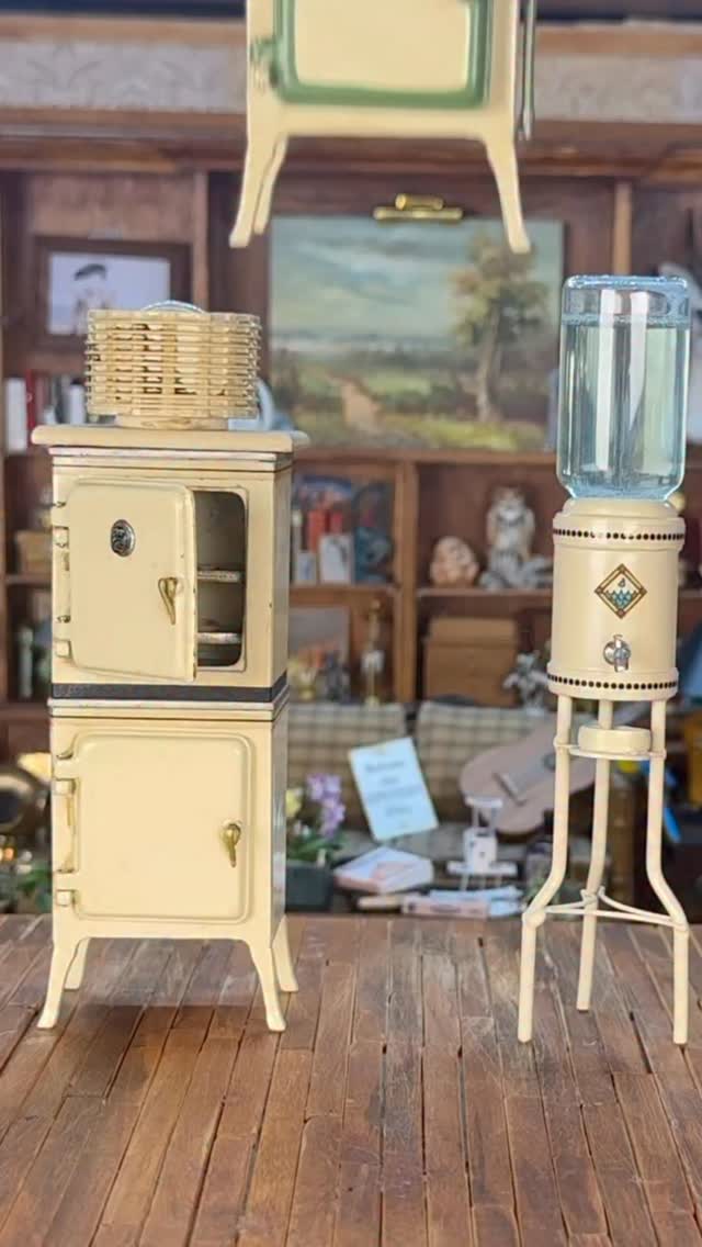 Retro style artisan kitchen dollhouse miniature appliances by unknown maker (unsigned) head to my auction this weekend. There's a link in my bio to bid now, auction ends Sunday at 7pm ET. there's also a link to sign up for my newsletter so you have the latest about my auctions and events. #dollhouse #retrokitchen #interior #miniature