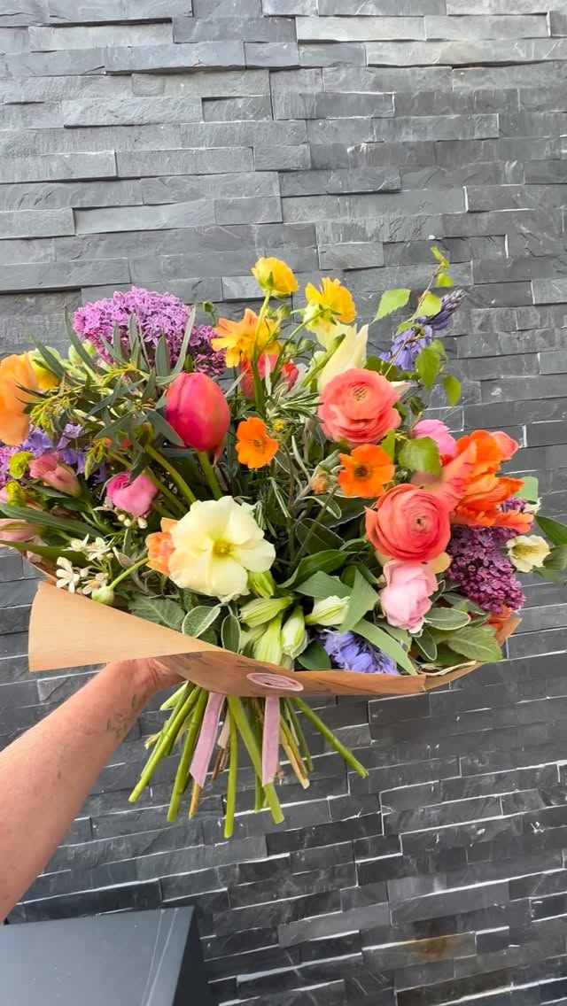 So many pretty flowers at the moment. The smells of the lilac and blue bells is gorgeous, the tulips are so frilly and interesting and lovely long and lush ranunculus and anenomes from @thewhitelandsflowerco .
#seasonalflowers #britishblooms #bedfordshireflorist