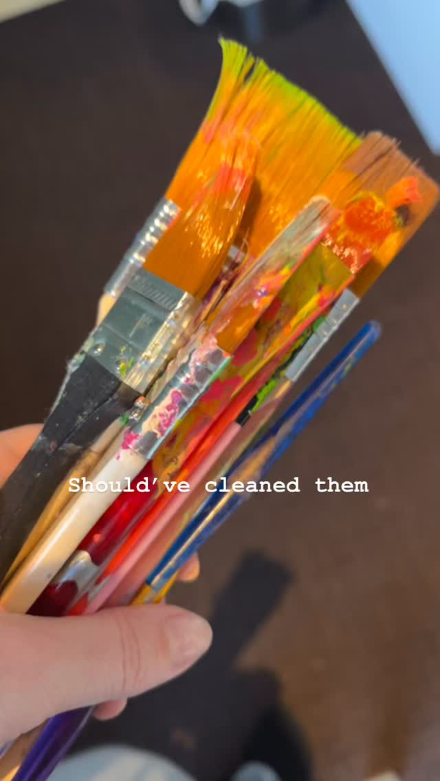 Acryl, tis allemaal plezant tot dat het droog is 😬
Dan is het meestal GAME OVER.
#intuitiefschilderen
#creatievetherapie
#workshops
#kleurentherapie