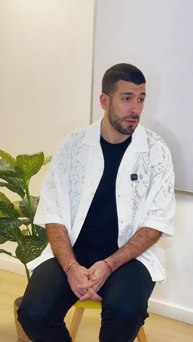 ¿Dónde está el problema?
Esta pregunta parece inocente y sencilla, pero según como se hace y se siente puede perjudicarnos o ayudarnos mucho.
- Cuando el problema siempre está en mí: es entonces cuando soy el problemático, la oveja negra, el cabeza de turco.
- Cuando el problema siempre está en el otro: entonces el otro es verdugo y yo soy víctima, el otro es el errado y yo el acertado. Hasta qué punto colocar el problema en el otro me da algo a cambio.
En cambio, ocurre algo diferente cuando colocamos el problema en el medio. Es entonces cuando hay que negociar, colaborar y tomar decisiones sobre la relación.
Claramente esto no exime en casos en los que la integridad personal está en juego, en estos incidentes se requiere de una acción directa.
Pero aparte de esos casos, la mayoría de los que tenemos en la vida los ponemos en el otro o en uno mismo; y entonces actuar sobre los problemas se hace un mundo. Porque es entrar y trastocar el mundo de las personas.
¿Te resuena esto?
Pd. Corte del taller de Procesos Psicológicos de Saboteo. Puedes encontrar nuevas fechas en la bio.
#psicologia #psicologiasocial #psicologiadeltalento #desarrollopersonal #conflicto