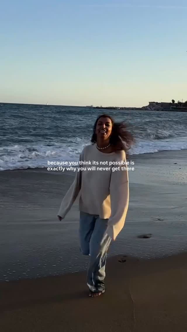 Die meisten Menschen glauben einfach nicht daran, dass sie alles schaffen können…
& genau das ist auch der Grund, warum sie nie das schaffen, was sie sich wünschen. Denn es ist nämlich so:
wir ziehen nicht (wie die meisten denken) durch unsere Handlungen unser Traumleben an, sondern durch unser Sein. Es bringt dir nichts, die “richtigen Dinge” zu tun, wenn du dich innerlich immer noch im Mangel fühlst. Wenn du Dinge aus Angst machst oder aus Unsicherheit… dann verstärkst du genau diesen Zustand & ziehst nur noch mehr Mangel an, der dich noch mehr Angst & Unsicherheit fühlen lässt 🥺
Deshalb ist die Reihenfolge entscheidend: Erst SEIN, dann TUN, dann HABEN ✨🧚🏽♂️
Frag dich nicht: „Was muss ich tun?“ Sondern: „Wer muss ich sein, um das Leben zu führen, das ich will?“ Weil genau diese Version von dir tut automatisch die richtigen Dinge & zieht wie ein magnet die richtigen Dinge, Chancen & Menschen an 🥹✨🌞
& darum verankere diesen reminder in dir: du bekommst nicht, was du willst. Du bekommst was du bist!
& fang an schon jetzt die Version von dir zu verkörpern, die bereits alles hat, was du dir wünschst. Fang an wie diese Version (deine higher Self Future Version) zu denken, zu fühlen, zu sprechen, zu handeln und du wirst sehen, wie sich Schritt für Schritt dein ganzes Leben verändert 🥹
#traumleben #Manifest #lawofattraction