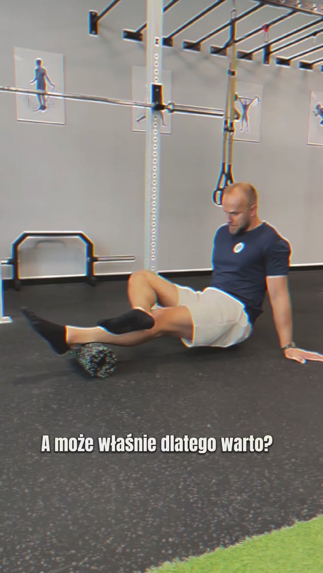 Unikasz rolowania, bo boli?
A może właśnie dlatego warto je robić.
Łydki to jeden z najbardziej ignorowanych tematów.
Dopóki coś nie zacznie ciągnąć, strzelać albo blokować ruch.
I nagle:
👉 kolana bolą bez powodu
👉 przysiad kończy się w połowie
👉 nogi po treningu są ciężkie jak z betonu
Często problem zaczyna się właśnie tam — w łydkach.
Siedzenie, brak ruchu, napięcie…
To wszystko się kumuluje. A potem ciało „oddaje” w najmniej oczekiwanym momencie.
Rolowanie to nie kara.
To szybki sposób, żeby:
✔ poczuć ulgę
✔ rozluźnić napięcie
✔ ruszać się swobodniej
Serio — czasem wystarczy kilka minut.
Na rolce pokazujemy, jak zrobić to dobrze
(bez walki o życie 😉)
Daj znać — robisz rolowanie czy omijasz szerokim łukiem?