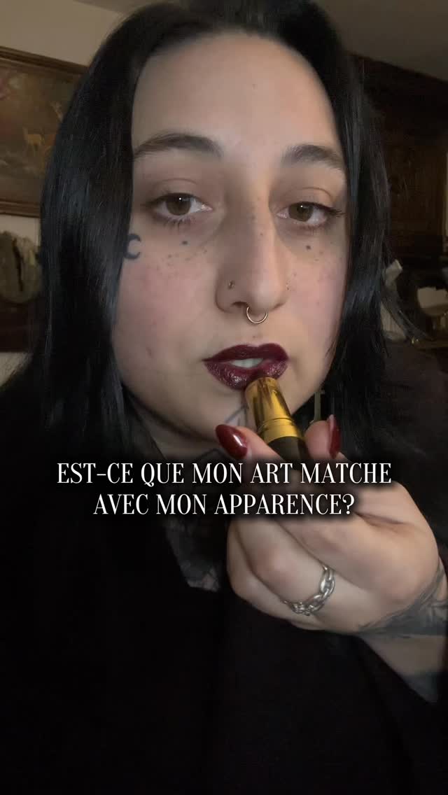 J’ai la tête de l’emploi ou po? 🤓
Avant de me consacrer aux bijoux, j’étais tatoueuse et on peut dire que j’ai toujours eu la même DA, mais ce qui est niveau apparence, j’ai plusieurs facettes 😂
Bijoux alternatifs curiosités, os et insectes
Victorien gothique