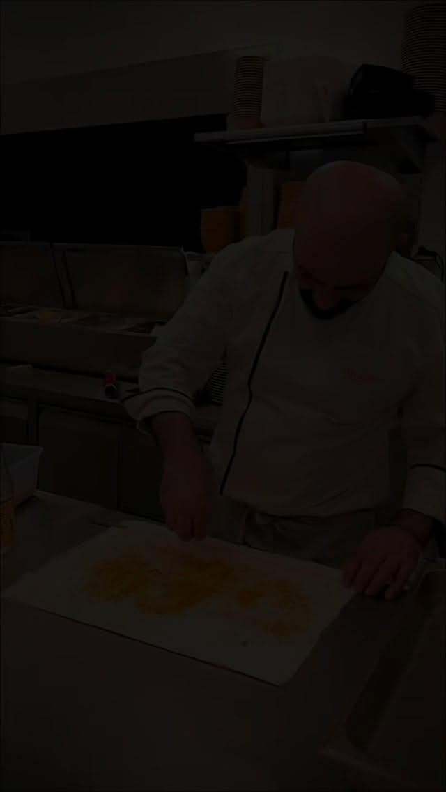 Le chef a dit qu’il allait se poser un peu...
3 minutes plus tard : baklawas maison 😂!
À ce stade, ce n’est plus du travail, c’est un trait de caractère 🤔🤭…
Passe chez Mezze Factory avant que tout disparaisse ✨!
Réserve ta table et viens goûter ça 😉.
Lien en bio 👍🏼✨!
#MezzeFactory #BaklawaMaison #DessertMaison #GeneveFood #ReserveTaTable