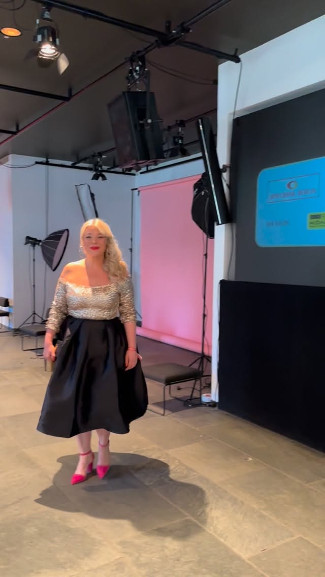 Ich bin Berlinerin durch und durch und manchmal vergesse ich fast, was fĂŒr eine Stadt ich das GlĂŒck habe, mein Zuhause zu nennen.
Gestern Abend beim @bzberlin Kulturpreis durfte ich erleben, was Berlin wirklich ausmacht: Tanz, Musik, Kunst und Worte, die einen einfach treffen. Worte ĂŒber Freiheit. Ăber das, was uns als Gesellschaft zusammenhĂ€lt.
âKunst ist nicht der Spiegel, den man der Wirklichkeit vorhĂ€lt, sondern der Hammer, mit dem man sie gestaltet.â â Bertolt Brecht
Solche Abende erinnern mich daran, warum Kultur kein Nice to have ist. Sondern ein Muss.