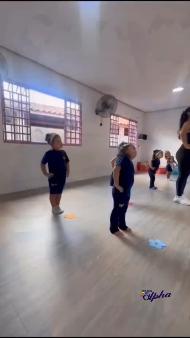 O balé na educação infantil vai muito além da dança. 🩰✨
Ele desenvolve coordenação motora, equilíbrio e disciplina, ao mesmo tempo em que estimula a criatividade, a expressão e a autoestima das crianças. 💫
Cada movimento é uma descoberta, cada aula é um passo no desenvolvimento físico, emocional e social. 💖