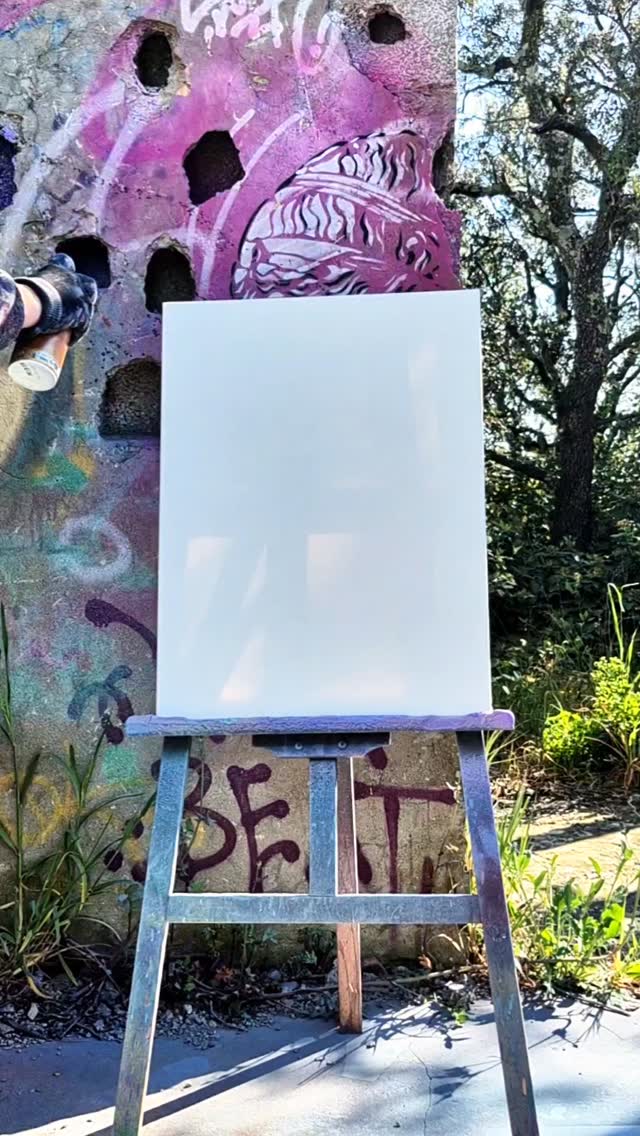 Un cerf.
Calme, droit, présent.
Le fond bouge, les textures vivent…
et lui reste là, solide. 🦌