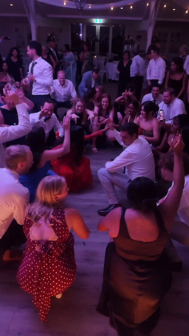 THIS is how you end off an incredible wedding! Believe me when I say they did not want to go home 😅🙌