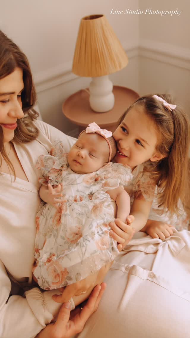 Na naszych sesjach czas zwalnia ,kiedy trzymacie w ramionach cały swój świat…
Pierwsze dni, które mijają zbyt szybko, ale zostają na zawsze – w sercu i na zdjęciach.
Bo właśnie tu zaczyna się najpiękniejsza historia 🤍
• sesjanoworodkowa • mamaidziecko • pierwszechwile • miloscbezwarunkowa • newbornphotography • motherhood • delikatnosc • rodzinnechwile • fotografianoworodkowa • czułość • babygirl • momlife • naturalnasesja • slowlife • wspomnienia
#fotografwroclaw #sesjanoworodkowawroclaw #sesjarodzinnawroclaw #naturalnasesjawroclaw #sesjazdjeciowawroclaw