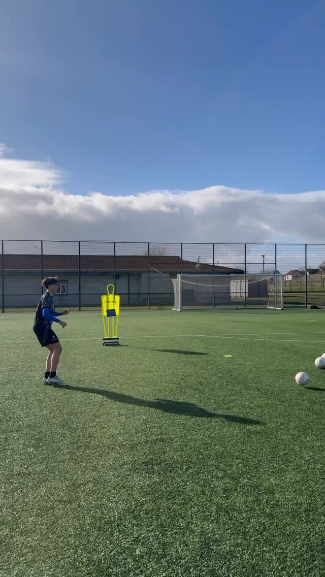 Session with Reece ⚽️📈
🔵⚪️ Kilmarnock FC U17s
A perfect example of developing Reece’s ‘Weaker Foot’ and body shape adjustment to strike.
Absorb, Experience, Execute ✅
📧 - info@footballfocused121.com
🎥 - @thecontentclub.uk
#footballfocused121 #footballcoaching #football