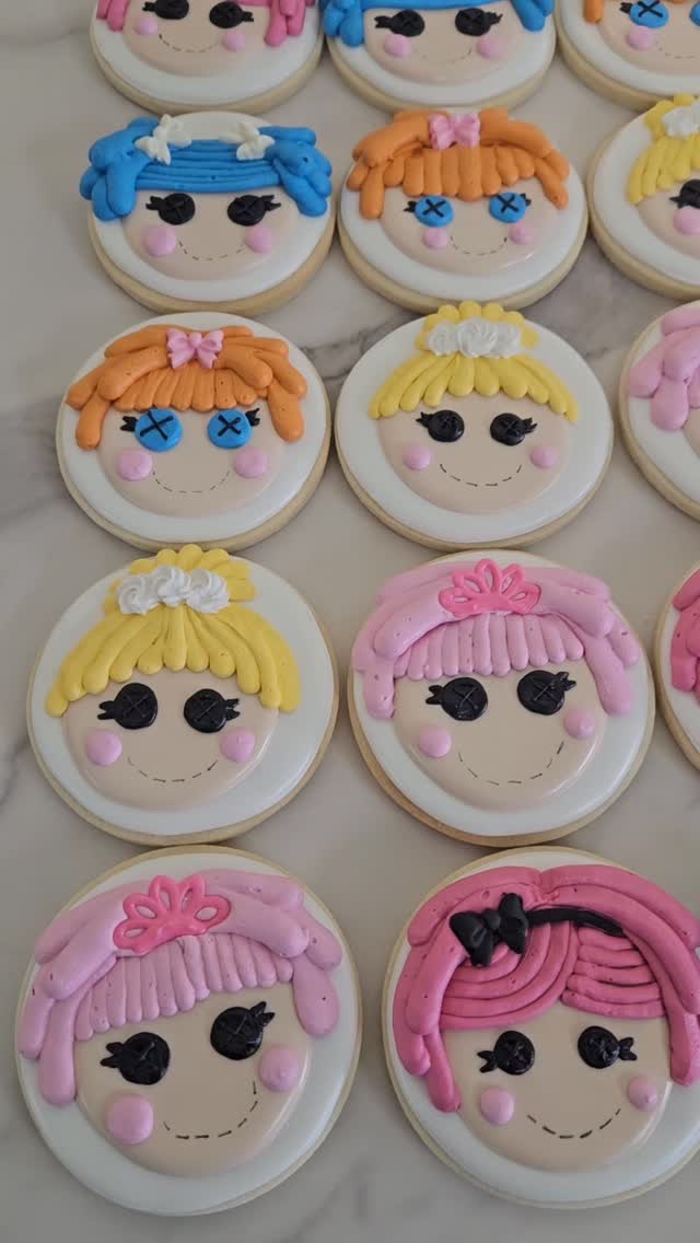 New one for me... I had never heard of Lalaoopsy. Something no one told me when I became a bakery owner, you will know more about what is popular with kids than you ever wanted to.
#customcookies #smallbusiness #winstedct #custombaker #shopsmallct
