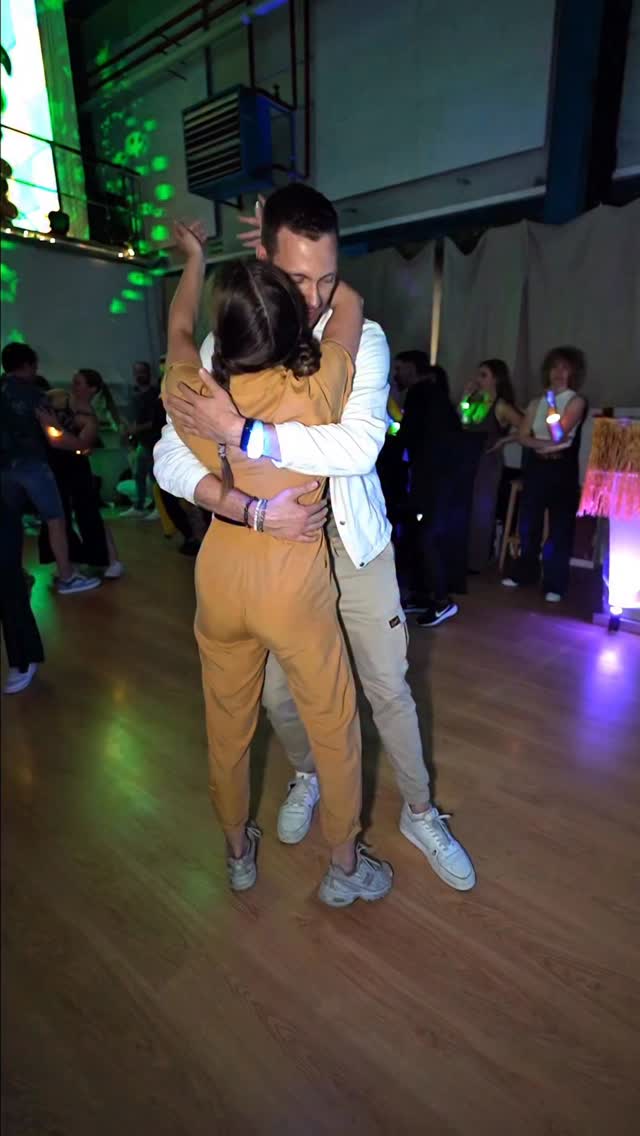 Karolina & Nicolas social dancing at the Jungle Party @bachatabasel 🌺🌿
#bachatabasel #socialdancing