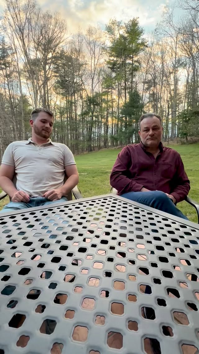 James and Dad inviting you all to our show at @stationinnnashville THIS Thursday evening. See you there! 🎻🎶
@james.m.music @syd_christian @tommy418358 @jenlbrooke
#bluegrassmusic #singersongwriter #mikemitchellmusic #livebluegrassmusic #lovesongstorchandbluegrass