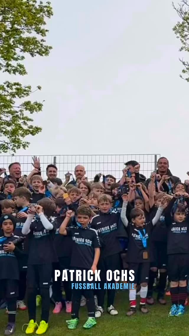 Und wieder geht ein unvergessliches Kapitel zu Ende… ⚽❤️
Das Oster Fußball Camp 2026 – voller Emotionen, Leidenschaft und unzähliger besonderer Momente.
Tage voller Energie, Lachen und echtem Teamgeist liegen hinter uns. Schweiß, Ehrgeiz und ganz viel Herz auf dem Platz – und daneben genauso viel Freude, Zusammenhalt und natürlich richtig gutes Essen. 🍽️⚽
So viele tolle Kids, die mit Begeisterung dabei waren, sich weiterentwickelt haben und jeden einzelnen Moment besonders gemacht haben. Genau dafür machen wir das. 💪✨
Ein riesiges Dankeschön an unsere Coaches – für eure Geduld, eure Motivation und dafür, dass ihr nicht nur Training gebt, sondern Erinnerungen schafft. 🙏
Wir gehen mit einem lachenden und einem weinenden Auge… aber vor allem mit ganz viel Dankbarkeit. 💙
Bis zum nächsten Camp – wir können es jetzt schon kaum erwarten!
