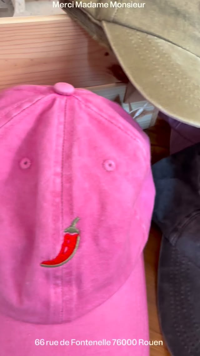 Les nouvelles casquettes Merci Madame Monsieur sont arrivées.
Une allure vintage, comme un souvenir bien porté depuis toujours.
Couleurs délavées, visière courbée, coupe basse et détails brodés.
La pièce simple qui finit une silhouette sans en faire trop.
À porter en ville, en bord de mer ou les lendemains de soleil.
Disponible dès maintenant en boutique et sur Merci Madame Monsieur
#mmm #mercimadamemonsieur #casquettevintage