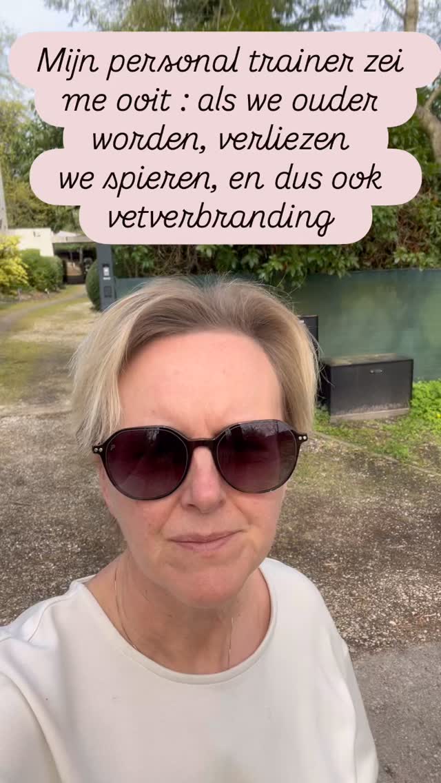“Je eet minder. Je let meer op.
En toch beweegt die weegschaal niet zoals vroeger.
Frustrerend?
Misschien ligt het niet aan wat je eet…
maar aan wat je lichaam verloren is : Spieren.
“Spieren zijn je grootste verbrandingsmotor.
Minder spieren = minder verbranding. Zelfs in je slaap.”
“Dus als jij denkt dat je gewoon ‘strenger’ op je eten moet zijn…
dan ben je het verkeerde probleem aan het oplossen.”
Doe vanaf vandaag alvast deze drie zaken :
• Eiwitten bij elke maaltijd (denk: eieren, vis, kip, yoghurt)
• Korte, gerichte krachtprikkels (zelfs 10 min telt)
• Stop met te weinig eten — dat vertraagt je metabolisme
en ook belangrijk : volg me voor meer tips en supersnelle gezonde gerechten 😘
Liefs, Elly 💋
#blijvendafvallen #gezondevoeding #healthyhabits