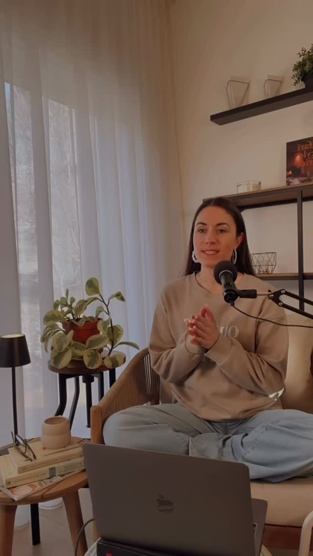 Ce matin, mon infolettre a touché juste. 💌
Des réponses nombreuses.
Des femmes qui se sont senties vues.
Des prises de conscience importantes.
Des déclics silencieux et puissants.
À la lecture de ceci…. j’ai alors réalisé quelque chose :
Pendant longtemps, j’ai probablement trop minimisé l’impact réel de ce que je crée.
Par humilité.
Par pudeur.
Par réflexe.
Par peur. Peur de me vanter.
Mais rendre l’impact invisible n’aide personne.
Alors voici un rappel :
Vos rêves méritent d’être vécus.
Votre voix mérite d’être entendu.
Vos dons méritent d’être visibles.
Votre travail mérite d’être reconnu.
Votre message mérite d’être entendu.
Et lorsqu’un contenu aide réellement les gens… je pense qu’il est beau et important de le montrer.
Merci de me lire, de me répondre en aussi grand nombre… et de me laisser entrer dans vos vies. 🤍
Émilie xo
P.S. Avez-vous tendance, vous aussi, à minimiser votre impact?