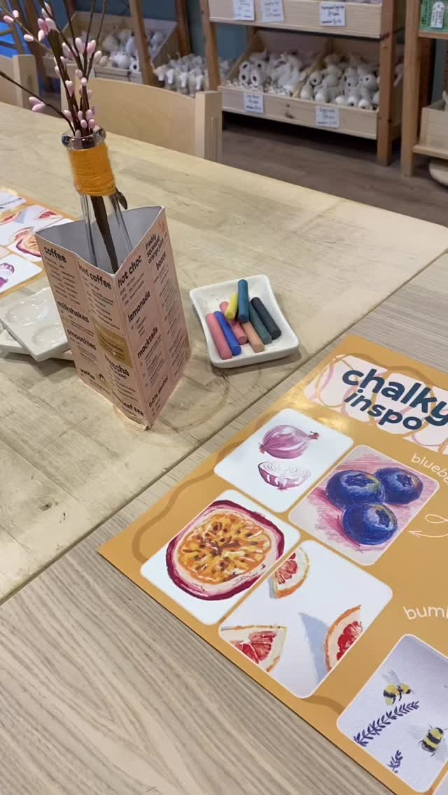 🎨 A wonderful, chilled evening was had, exploring the medium of chalk on pottery 🎨 Thank you so much to everyone who joined us for tonight’s workshop. It is so fascinating to see how different everyone’s pieces are. Looking forward to seeing them all fired in a week’s time