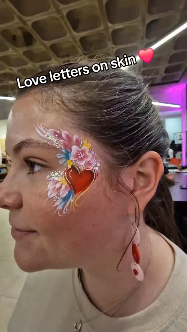 No paper needed for these love letters.. 😍❤️😍
.
At the National Archives in Kew London #nationalarchives #facepaint #ArtyCatFaces #londonfacepainter #facepainting