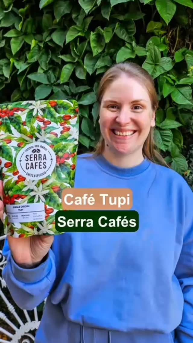 Mariana é a produtora do Café Tupi, da @serracafes, de Ouro Fino, que está na seleção de junho do clube. “O Tupi é uma variedade arábica, um dos mais doces que já produzi”, conta ela, lembrando que na região os grãos são de um terroir que os produtores chamam de “açúcar e chocolate”, em referência ao seu dulçor e às notas achocolatadas. E quem recebe este café no Mantiqueirias sempre escolhe entre o café em grãos ou o moído. Deu vontade de experimentar? Garanta sua caixa (avulsa ou assinatura de 6 ou 12 meses) acessando o site (link na Bio). Entrega em cidades de MG e SP, onde o Sedex, despachado a partir de Gonçalves e São Paulo, não leve mais do que um dia. #mantiqueira #clubedeassinatura #pequenoprodutor #cafeespecial #diadosnamorados