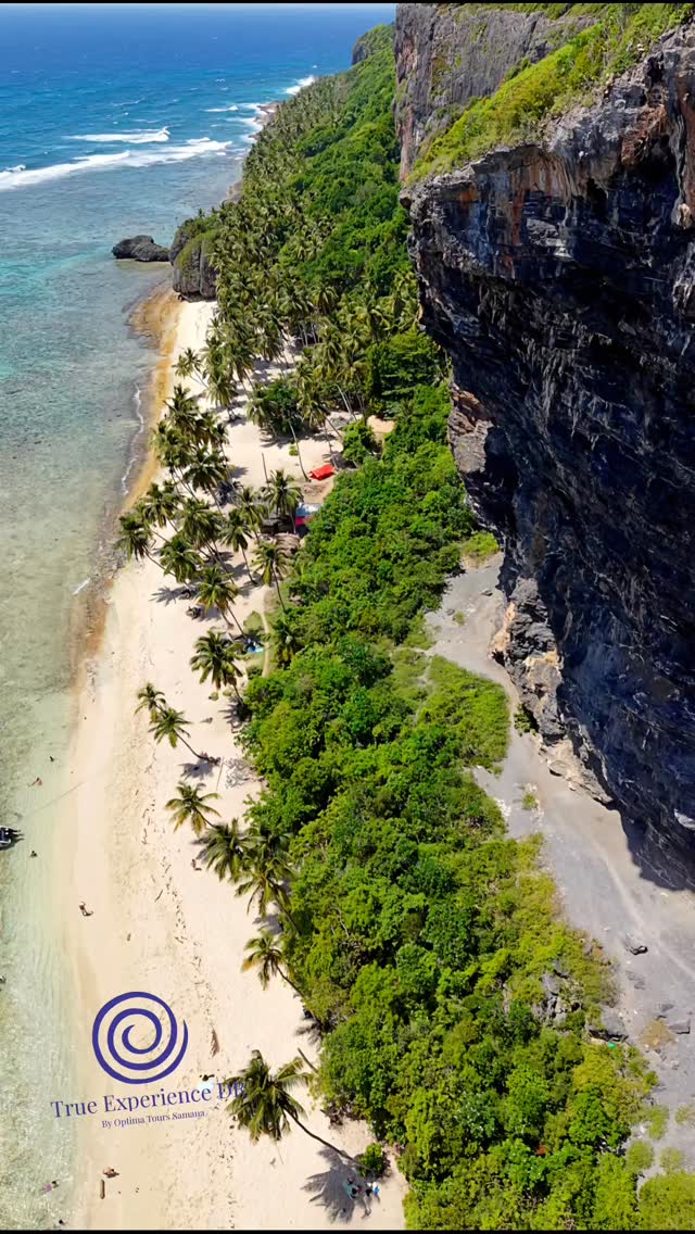 Espectacular Samaná. Where the mountains meet the ocean, the ocean whispers to the trees.
#playafronton #Samana #godomrep #experience_creator #djimini5pro